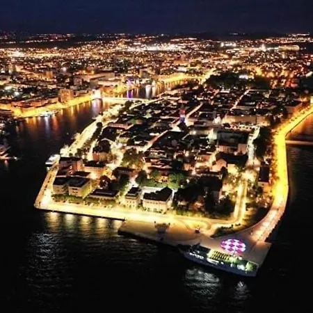 Spacious Mauro & Pia In Center Of アパート ザダル